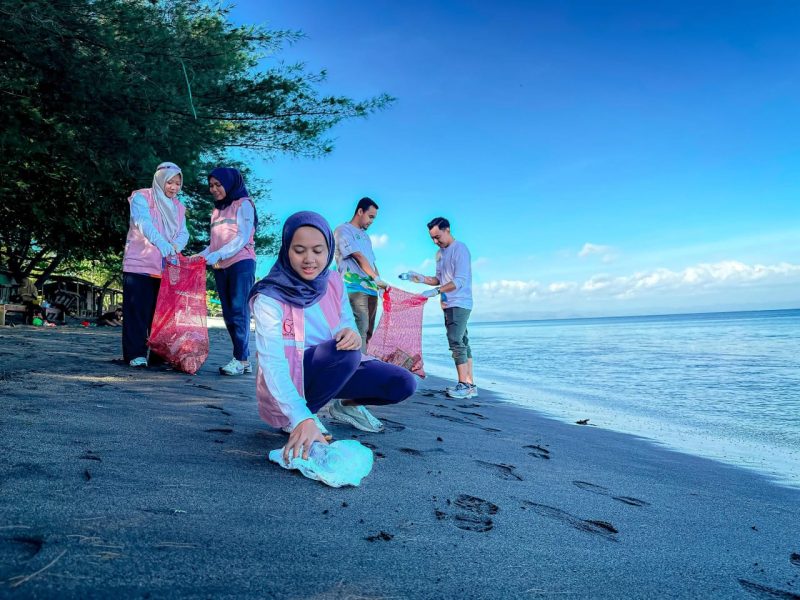Sejumlah pegawai PLN UIW NTB bersama relawan tampak sigap memungut sampah plastik di pesisir Pantai Kuranji, Lombok Barat, dalam kegiatan Zero Waste Warriors pada Kamis (12/6/2025).
Kegiatan ini merupakan bagian dari peringatan Hari Lingkungan Hidup Sedunia yang menekankan pentingnya peran individu dalam menjaga kebersihan dan kelestarian lingkungan laut. (Foto: Dok. PLN)