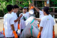 Relawan PLN dan warga Pokdarwis Bale Mangrove Jerowaru memungut sampah dan menanam bibit mangrove di pesisir Poton Bakau, Lombok Timur, dalam rangka HUT ke-23 PLN UIW NTB. (Dok. PLN)