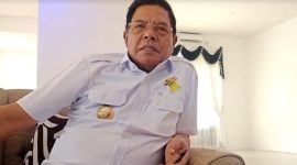 Bupati Lombok Timur, H. Haerul Warisin, saat memberikan klarifikasi resmi kepada media soal pengaturan ulang aktivitas wisata di Pantai Ekas. (Foto: Istimewa)