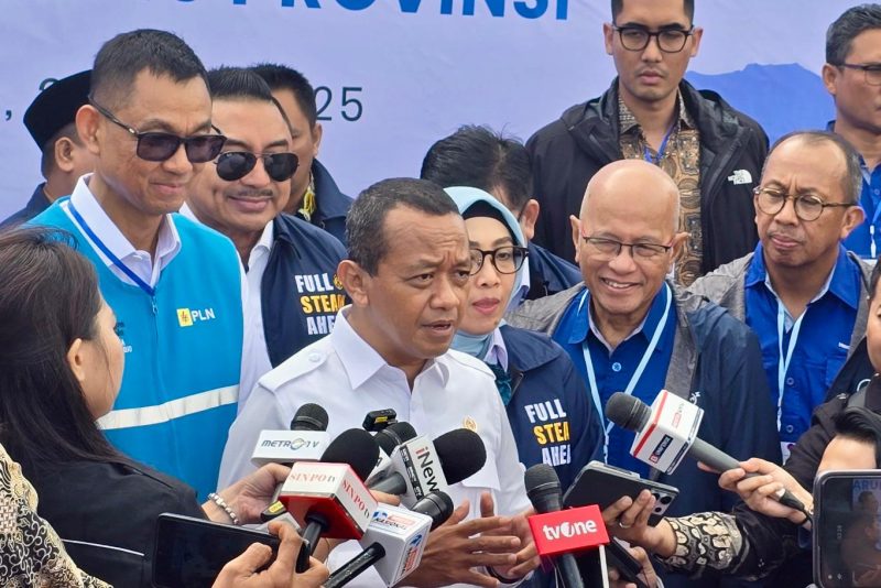 Menteri Investasi/Kepala BKPM Bahlil Lahadalia memberikan keterangan pers kepada awak media usai menghadiri kegiatan bersama jajaran PLN dalam rangka pengembangan infrastruktur ketenagalistrikan. (Dok. PLN)