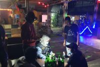 Petugas BNN Kota Mataram bersama aparat gabungan mencatat data dan melakukan tes urine terhadap pengunjung FD Entertainment, salah satu tempat hiburan malam yang dirazia. Di meja, tampak botol minuman keras yang diamankan sebagai barang bukti dugaan pelanggaran ketertiban umum. (Foto: Istimewa)