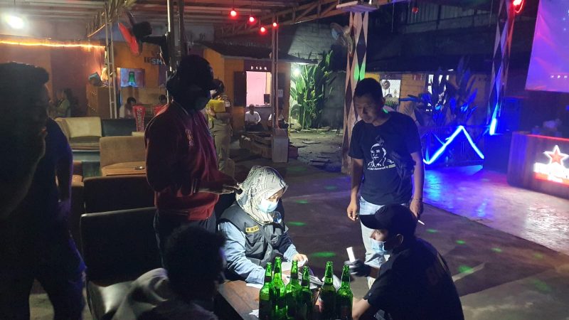 Petugas BNN Kota Mataram bersama aparat gabungan mencatat data dan melakukan tes urine terhadap pengunjung FD Entertainment, salah satu tempat hiburan malam yang dirazia. Di meja, tampak botol minuman keras yang diamankan sebagai barang bukti dugaan pelanggaran ketertiban umum. (Foto: Istimewa)