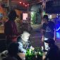 Petugas BNN Kota Mataram bersama aparat gabungan mencatat data dan melakukan tes urine terhadap pengunjung FD Entertainment, salah satu tempat hiburan malam yang dirazia. Di meja, tampak botol minuman keras yang diamankan sebagai barang bukti dugaan pelanggaran ketertiban umum. (Foto: Istimewa)