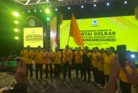 H. Mohan Roliskana, yang terpilih sebagai Ketua DPD Partai Golkar NTB, berpose bersama pengurus dan peserta Musda XI setelah penutupan Musyawarah Daerah di Prime Park Hotel, Mataram, Minggu (22/6/2025). (Foto: Istimewa)