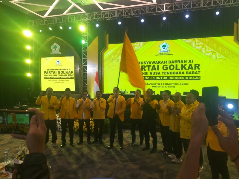 H. Mohan Roliskana, yang terpilih sebagai Ketua DPD Partai Golkar NTB, berpose bersama pengurus dan peserta Musda XI setelah penutupan Musyawarah Daerah di Prime Park Hotel, Mataram, Minggu (22/6/2025). (Foto: Istimewa)