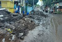 Warga Terong Tawah pertanyakan kualitas proyek jalan Rp6,4 M. Material tak layak, debu tebal, dan lemahnya pengawasan jadi sorotan. (Foto: Istimewa)