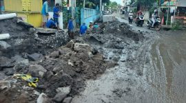 Warga Terong Tawah pertanyakan kualitas proyek jalan Rp6,4 M. Material tak layak, debu tebal, dan lemahnya pengawasan jadi sorotan. (Foto: Istimewa)