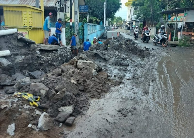 Warga Terong Tawah pertanyakan kualitas proyek jalan Rp6,4 M. Material tak layak, debu tebal, dan lemahnya pengawasan jadi sorotan. (Foto: Istimewa)