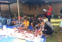 Kebersamaan dan semangat gotong royong mewarnai kegiatan kurban yang digelar Paguyuban Pasundan Lombok dalam rangka merayakan Idul Adha 1446 H. (Foto: Istimewa)