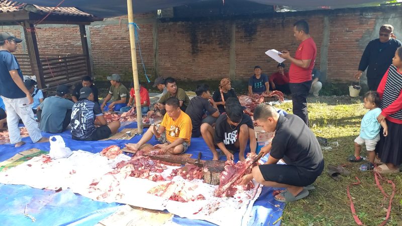 Kebersamaan dan semangat gotong royong mewarnai kegiatan kurban yang digelar Paguyuban Pasundan Lombok dalam rangka merayakan Idul Adha 1446 H. (Foto: Istimewa)