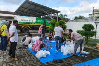 Sejumlah relawan tengah membagi dan mengemas daging kurban di halaman kantor dengan latar belakang mobil operasional Bank NTB Syariah. Kegiatan ini mencerminkan komitmen lembaga dalam mendukung distribusi daging kurban secara merata kepada masyarakat. (Foto: Istimewa)