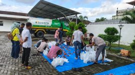 Sejumlah relawan tengah membagi dan mengemas daging kurban di halaman kantor dengan latar belakang mobil operasional Bank NTB Syariah. Kegiatan ini mencerminkan komitmen lembaga dalam mendukung distribusi daging kurban secara merata kepada masyarakat. (Foto: Istimewa)