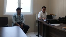 Jurnalis muda asal Mataram saat memberikan keterangan kepada media usai melapor ke Polda NTB atas dugaan pengeroyokan di Bandara Lombok. (Foto: Istimewa)