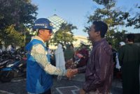 Jemaah solat Idul Adha yang bersalaman dengan petugas siaga di salah satu masjid di Praya, Lombok Tengah usai pelaksanaan solat Ied yang aman dan khidmat. (Foto: Dok. PLN)