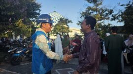 Jemaah solat Idul Adha yang bersalaman dengan petugas siaga di salah satu masjid di Praya, Lombok Tengah usai pelaksanaan solat Ied yang aman dan khidmat. (Foto: Dok. PLN)
