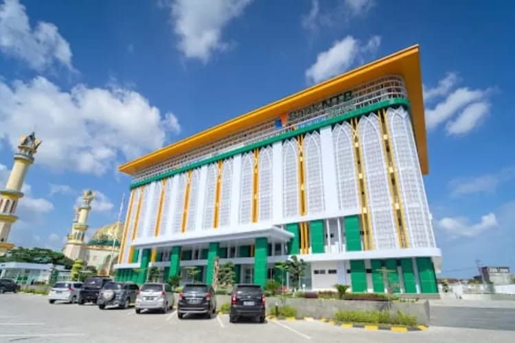 Gedung megah Bank NTB Syariah di jantung Kota Mataram, tempat tujuh calon direksi terbaik menanti keputusan final OJK. Siapa yang akan menahkodai transformasi besar berikutnya ?. (Foto: Istimewa)