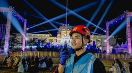 Dengan alat komunikasi di tangan, petugas PLN siap siaga menjaga kelancaran pasokan energi di tengah semarak Festival Pesona Danau Tambora. (Foto: Dok. PLN)