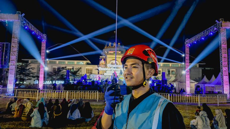Dengan alat komunikasi di tangan, petugas PLN siap siaga menjaga kelancaran pasokan energi di tengah semarak Festival Pesona Danau Tambora. (Foto: Dok. PLN)