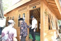 Pengunjung memasuki Musholla Al-Amanah di Pantai Nipah,Bank NTB Syariah bangun Musholla Al-Amanah di Pantai Nipah, hadirkan ruang ibadah nyaman dan dukung NTB sebagai destinasi wisata halal. (Foto: Istimewa)