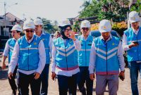 GM PLN UIW NTB, Sri Heny Purwanti, bersama jajaran manajemen meninjau langsung kawasan terdampak banjir di Mataram untuk memastikan pemulihan kelistrikan berjalan optimal. (Foto: Dok. PLN)