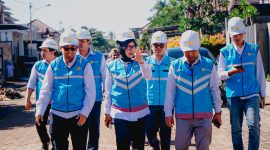GM PLN UIW NTB, Sri Heny Purwanti, bersama jajaran manajemen meninjau langsung kawasan terdampak banjir di Mataram untuk memastikan pemulihan kelistrikan berjalan optimal. (Foto: Dok. PLN)