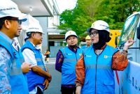 General Manager PLN UIW NTB, Sri Heny Purwanti, memimpin pengecekan langsung kesiapan kelistrikan di lokasi pembukaan FORNAS VIII 2025 di Mataram, didampingi jajaran manajemen teknis PLN untuk memastikan seluruh sistem berjalan andal tanpa kendala. (Foto: Dok. PLN)