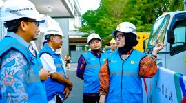 General Manager PLN UIW NTB, Sri Heny Purwanti, memimpin pengecekan langsung kesiapan kelistrikan di lokasi pembukaan FORNAS VIII 2025 di Mataram, didampingi jajaran manajemen teknis PLN untuk memastikan seluruh sistem berjalan andal tanpa kendala. (Foto: Dok. PLN)