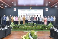 Plt. Direktur Utama Bank NTB Syariah Zainal Abidin Wahyu Nugroho bersama jajaran komisaris dan pemegang saham dalam RUPS Tahunan Tahun Buku 2024 yang digelar di Kantor Pusat Bank NTB Syariah, Mataram. (Foto: Istimewa)