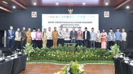 Plt. Direktur Utama Bank NTB Syariah Zainal Abidin Wahyu Nugroho bersama jajaran komisaris dan pemegang saham dalam RUPS Tahunan Tahun Buku 2024 yang digelar di Kantor Pusat Bank NTB Syariah, Mataram. (Foto: Istimewa)