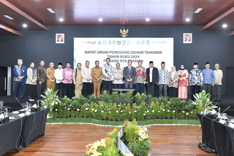Plt. Direktur Utama Bank NTB Syariah Zainal Abidin Wahyu Nugroho bersama jajaran komisaris dan pemegang saham dalam RUPS Tahunan Tahun Buku 2024 yang digelar di Kantor Pusat Bank NTB Syariah, Mataram. (Foto: Istimewa)