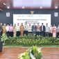 Plt. Direktur Utama Bank NTB Syariah Zainal Abidin Wahyu Nugroho bersama jajaran komisaris dan pemegang saham dalam RUPS Tahunan Tahun Buku 2024 yang digelar di Kantor Pusat Bank NTB Syariah, Mataram. (Foto: Istimewa)