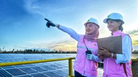 Dua pegawai PLN UIW NTB memantau area PLTS saat matahari terbenam, simbol semangat perempuan dalam mendukung transisi energi bersih di Nusa Tenggara Barat. (Foto: Dok. PLN)
