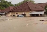 Mobil dan rumah warga nyaris tenggelam akibat banjir yang merendam kawasan permukiman di Kota Mataram, Minggu (6/7/2025) sore. (Foto: Istimewa)