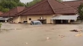 Mobil dan rumah warga nyaris tenggelam akibat banjir yang merendam kawasan permukiman di Kota Mataram, Minggu (6/7/2025) sore. (Foto: Istimewa)