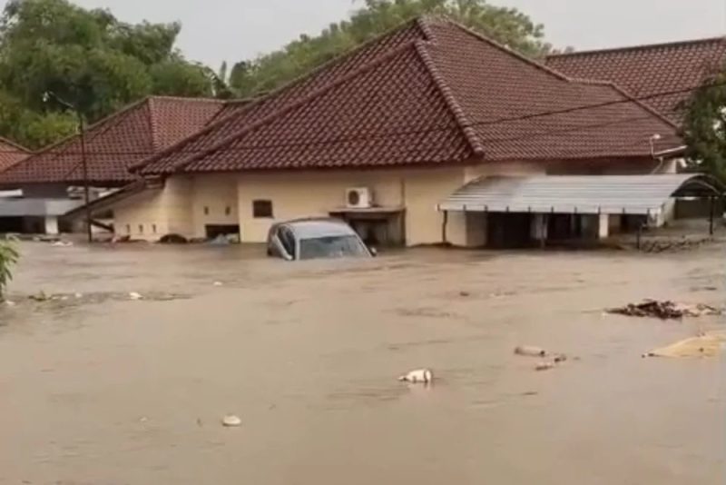 Mobil dan rumah warga nyaris tenggelam akibat banjir yang merendam kawasan permukiman di Kota Mataram, Minggu (6/7/2025) sore. (Foto: Istimewa)