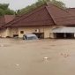 Mobil dan rumah warga nyaris tenggelam akibat banjir yang merendam kawasan permukiman di Kota Mataram, Minggu (6/7/2025) sore. (Foto: Istimewa)