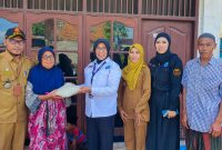Secara simbolis, Kombes Pol. Yuanita Amelia Sari menyerahkan paket sembako kepada salah satu korban banjir di Kelurahan Ampenan. (Foto: Istimewa)