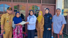 Secara simbolis, Kombes Pol. Yuanita Amelia Sari menyerahkan paket sembako kepada salah satu korban banjir di Kelurahan Ampenan. (Foto: Istimewa)