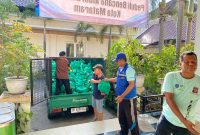 Petugas menurunkan ratusan paket bantuan sembako dari mobil operasional Bank NTB Syariah di Posko Penerimaan Bantuan Bencana Banjir Rob Kota Mataram. (Foto: Istimewa)