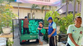 Petugas menurunkan ratusan paket bantuan sembako dari mobil operasional Bank NTB Syariah di Posko Penerimaan Bantuan Bencana Banjir Rob Kota Mataram. (Foto: Istimewa)