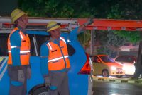 Dua petugas PLN tengah memantau lokasi gangguan listrik di malam hari untuk memastikan area aman sebelum dilakukan penormalan pasokan listrik. (Foto: Dok. PLN)