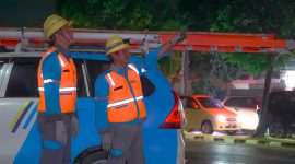 Dua petugas PLN tengah memantau lokasi gangguan listrik di malam hari untuk memastikan area aman sebelum dilakukan penormalan pasokan listrik. (Foto: Dok. PLN)