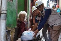 Petugas YBM PLN UP3 Mataram menyambangi rumah warga lanjut usia untuk menyerahkan langsung bantuan sembako di tengah upaya pemulihan pascabanjir. (Foto: Dok. PLN)