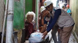 Petugas YBM PLN UP3 Mataram menyambangi rumah warga lanjut usia untuk menyerahkan langsung bantuan sembako di tengah upaya pemulihan pascabanjir. (Foto: Dok. PLN)