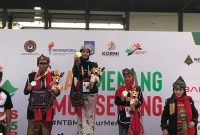 Di podium kehormatan FORNAS VIII, para juara Walet Basura Nusantara menerima medali sebagai simbol prestasi dan pelestarian budaya. (Foto: Istimewa)