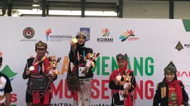 Di podium kehormatan FORNAS VIII, para juara Walet Basura Nusantara menerima medali sebagai simbol prestasi dan pelestarian budaya. (Foto: Istimewa)
