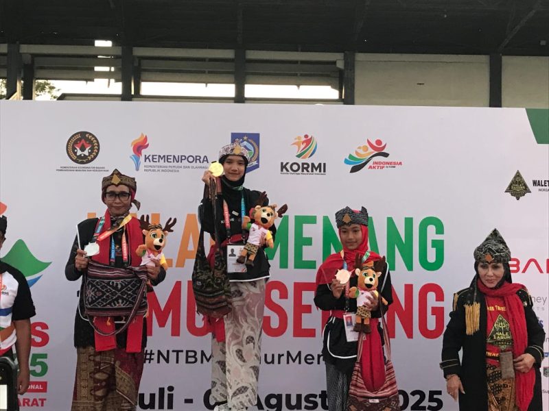 Di podium kehormatan FORNAS VIII, para juara Walet Basura Nusantara menerima medali sebagai simbol prestasi dan pelestarian budaya. (Foto: Istimewa)