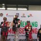 Di podium kehormatan FORNAS VIII, para juara Walet Basura Nusantara menerima medali sebagai simbol prestasi dan pelestarian budaya. (Foto: Istimewa)