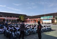 TNI-Polri beri pembekalan disiplin dan wawasan kebangsaan kepada 620 siswa SMKN 3 Mataram sebelum terjun ke dunia kerja lewat PKL. (Foto: Istimewa)