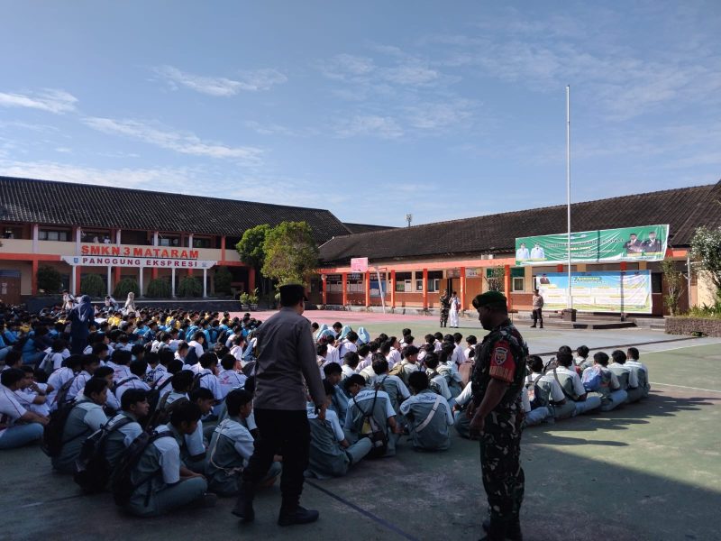 TNI-Polri beri pembekalan disiplin dan wawasan kebangsaan kepada 620 siswa SMKN 3 Mataram sebelum terjun ke dunia kerja lewat PKL. (Foto: Istimewa)